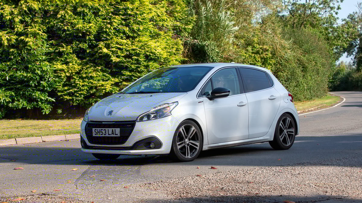 Peugeot 208 - учебен автомобил